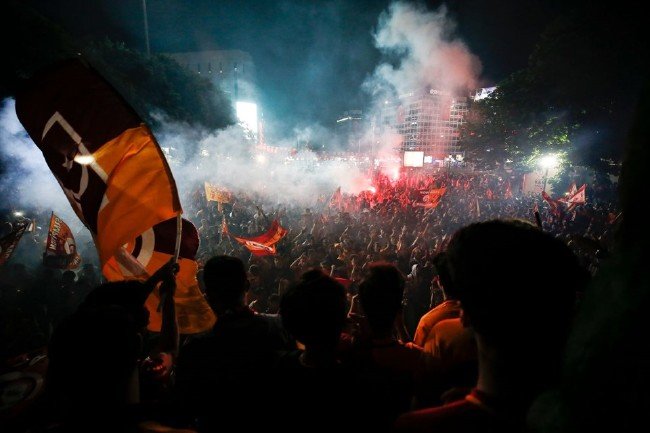 Taksim'de 'Sarı-Kırmızı' bayram 13