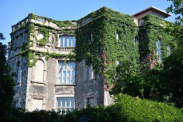 Boğaz'ın şato görünümlü yalısı satışta 16