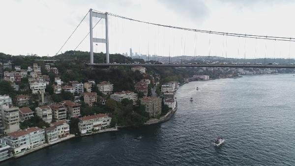 Boğaz'ın şato görünümlü yalısı satışta 4