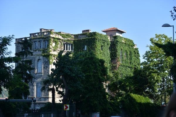 Boğaz'ın şato görünümlü yalısı satışta 18