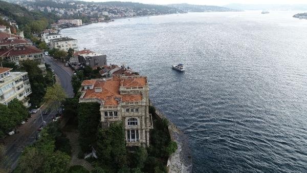 Boğaz'ın şato görünümlü yalısı satışta 7