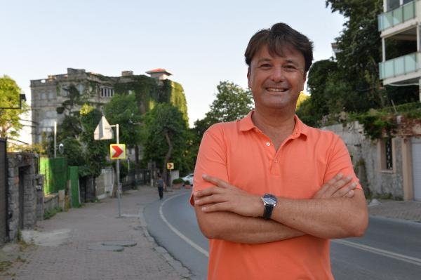 Boğaz'ın şato görünümlü yalısı satışta 15