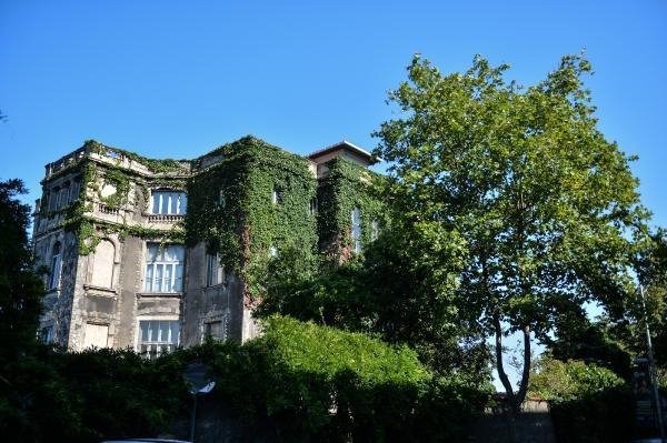 Boğaz'ın şato görünümlü yalısı satışta 17