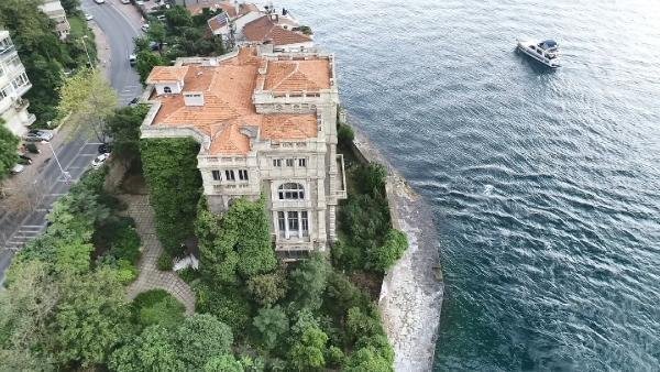 Boğaz'ın şato görünümlü yalısı satışta 9