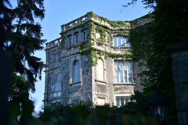 Boğaz'ın şato görünümlü yalısı satışta 13