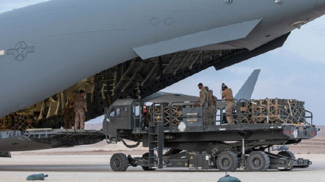 ABD askeri, uçağa zırhlı araçlar yükleyerek ayrıldı 1