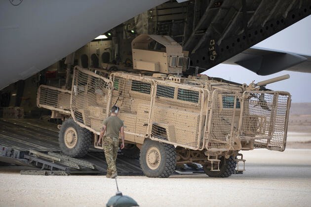 ABD askeri, uçağa zırhlı araçlar yükleyerek ayrıldı 4