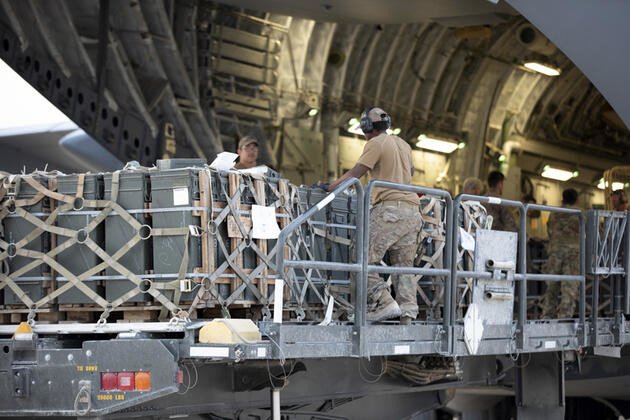 ABD askeri, uçağa zırhlı araçlar yükleyerek ayrıldı 6