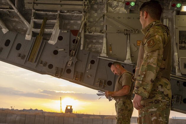 ABD askeri, uçağa zırhlı araçlar yükleyerek ayrıldı 5