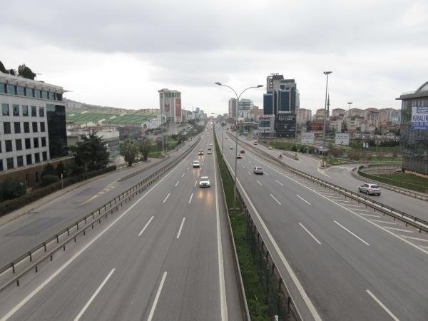 Yılın ilk günü İstanbul’da yollar boş kaldı 12