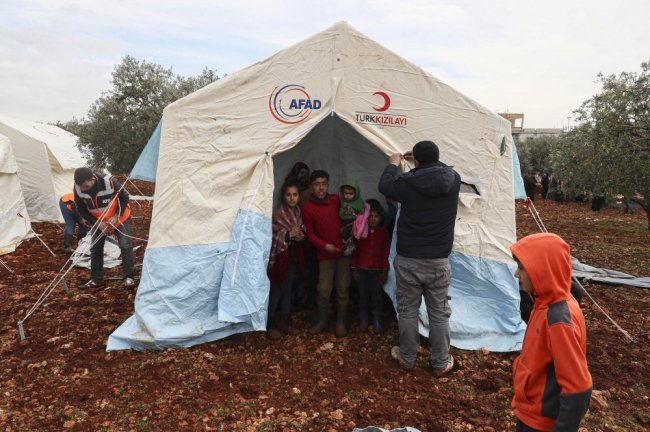 İdlib'den kaçan Suriyelilere Türkiye'den yardım eli 1