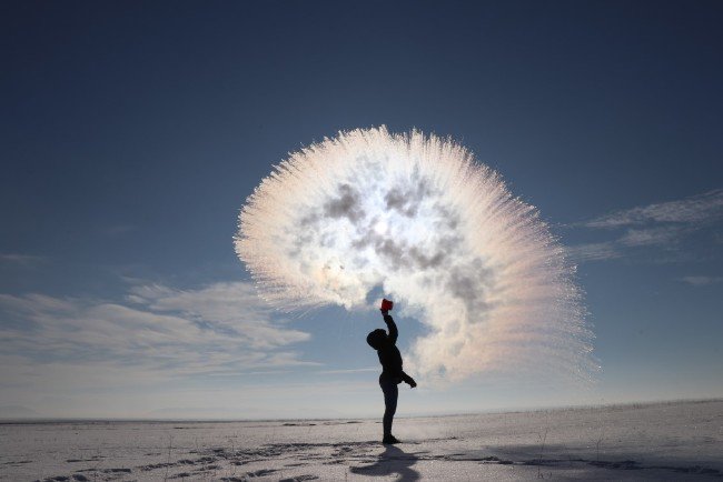 Kars'ta soğuk havaya serpilen kaynar su dondu 2