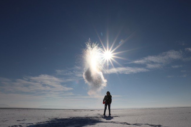 Kars'ta soğuk havaya serpilen kaynar su dondu 4