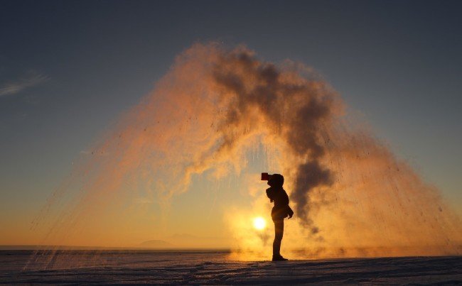 Kars'ta soğuk havaya serpilen kaynar su dondu 5