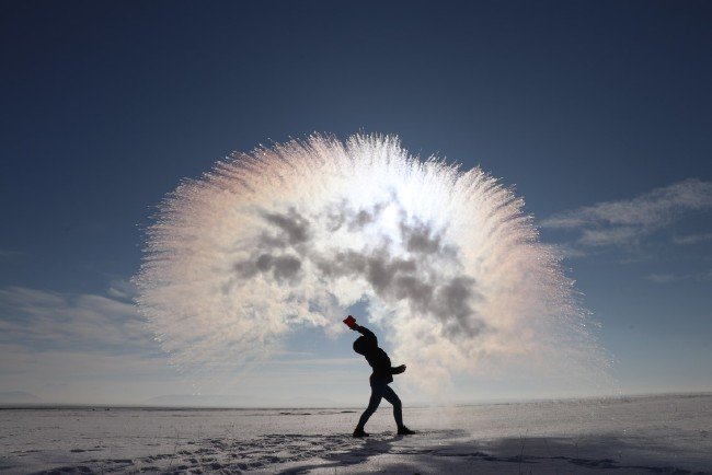 Kars'ta soğuk havaya serpilen kaynar su dondu 6