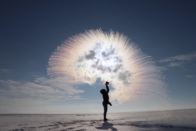 Kars'ta soğuk havaya serpilen kaynar su dondu 7