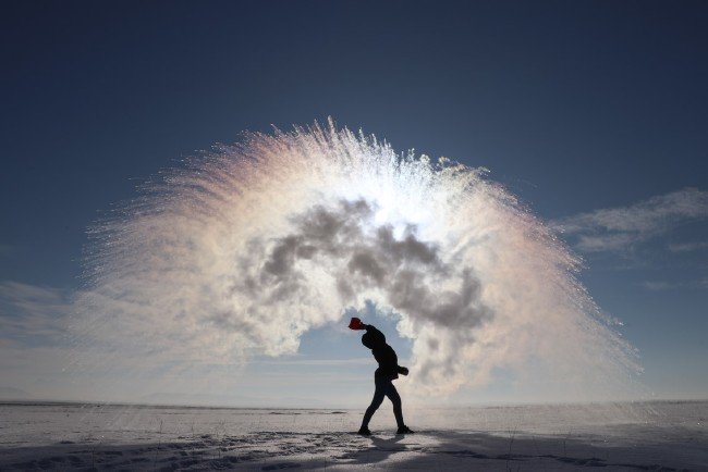 Kars'ta soğuk havaya serpilen kaynar su dondu 8