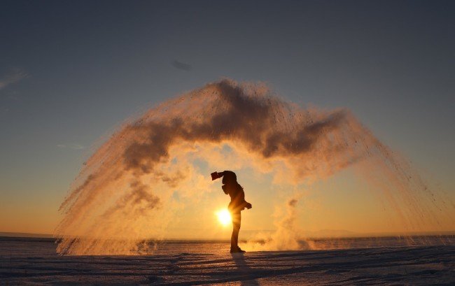 Kars'ta soğuk havaya serpilen kaynar su dondu 9