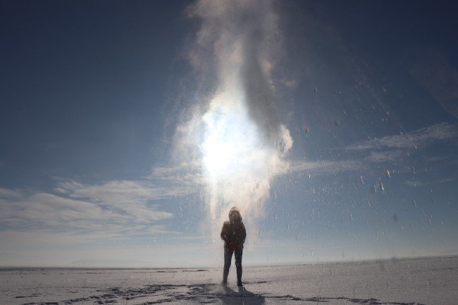 Kars'ta soğuk havaya serpilen kaynar su dondu 10
