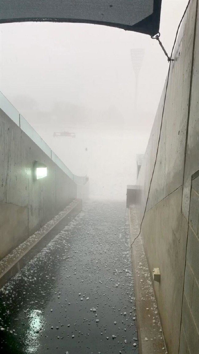 Avustralya'da felaketler bitmiyor: Yangın, toz fırtınası, dolu ve sel... 11