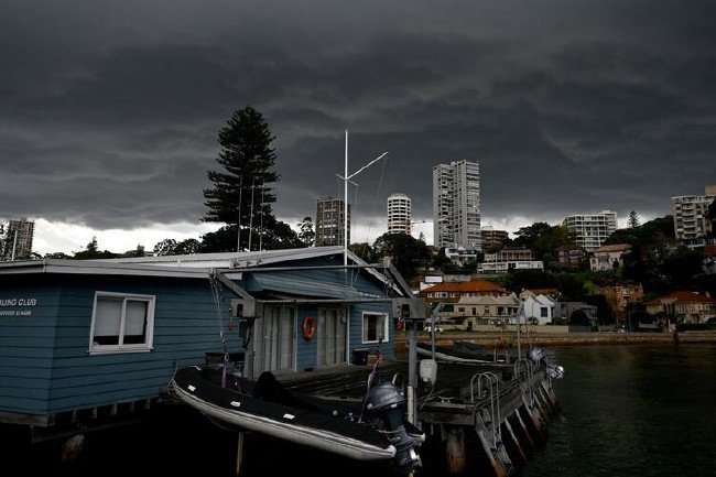 Avustralya'da felaketler bitmiyor: Yangın, toz fırtınası, dolu ve sel... 17
