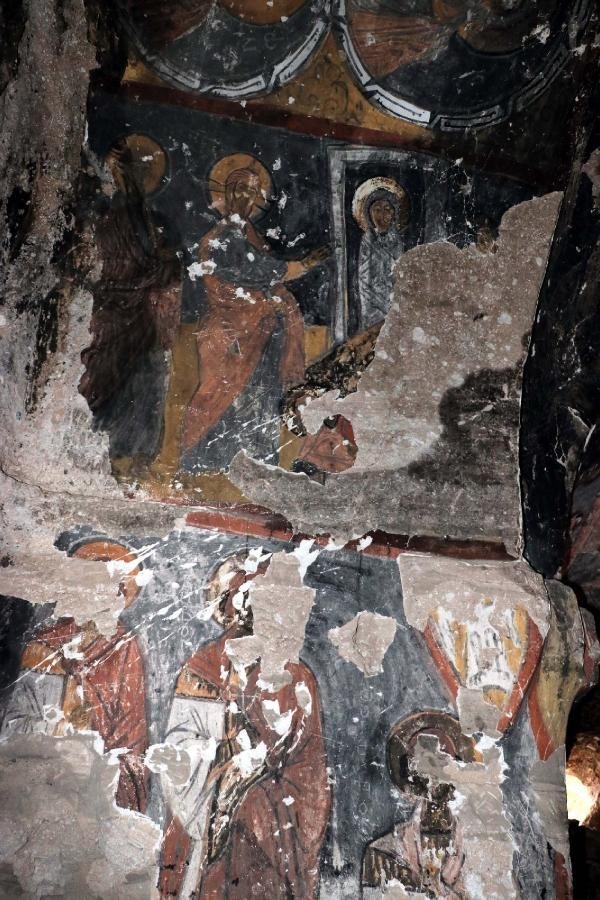 Tarihi kilisede utandıran görüntüler! 9