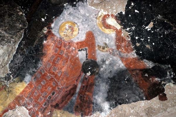 Tarihi kilisede utandıran görüntüler! 12