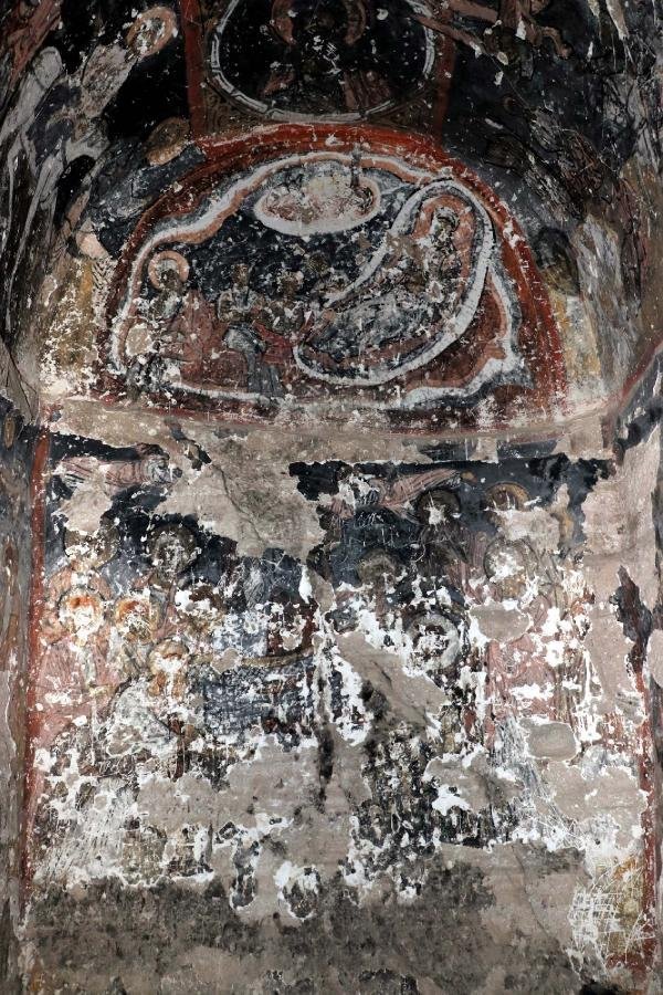 Tarihi kilisede utandıran görüntüler! 7