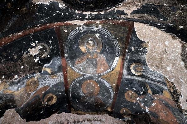 Tarihi kilisede utandıran görüntüler! 8