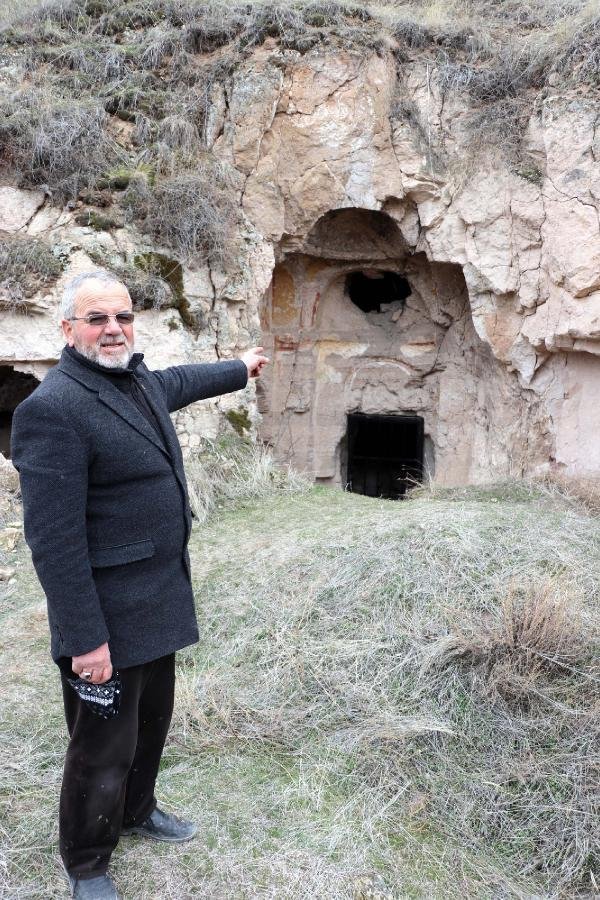 Tarihi kilisede utandıran görüntüler! 2