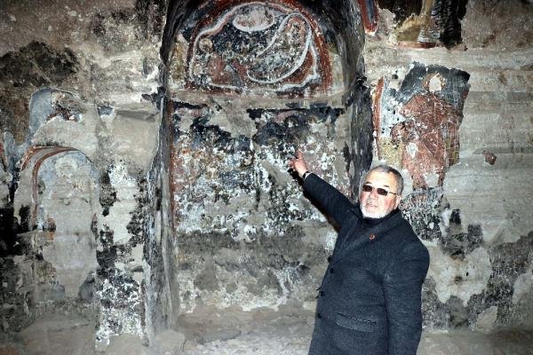 Tarihi kilisede utandıran görüntüler! 4