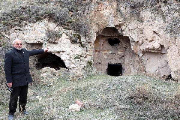 Tarihi kilisede utandıran görüntüler! 14