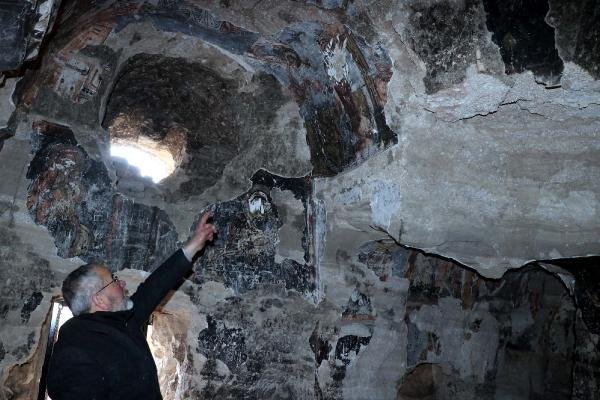 Tarihi kilisede utandıran görüntüler! 5