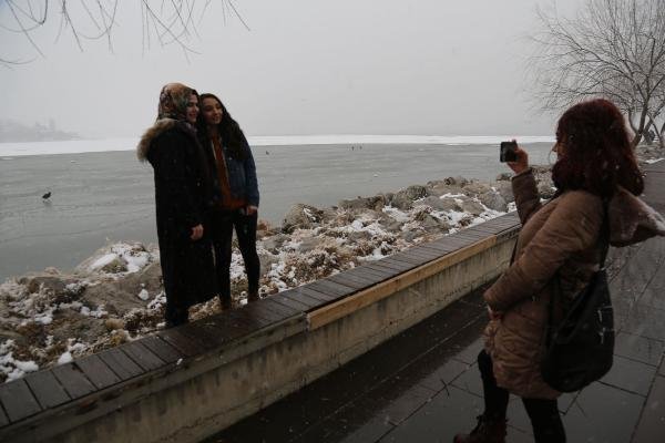 Mogan Gölü kısmen buz tuttu 7