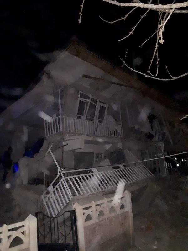 Elazığ'daki deprem sonrası ilk fotoğraflar 12