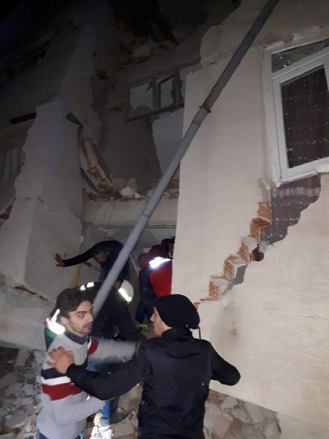Elazığ'daki deprem sonrası ilk fotoğraflar 13