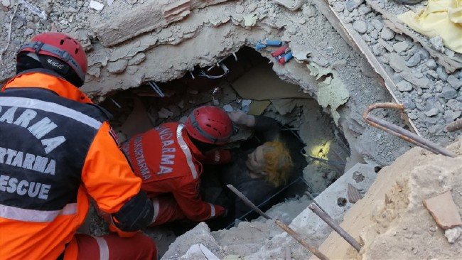 Enkaz altından böyle kurtarıldılar 1