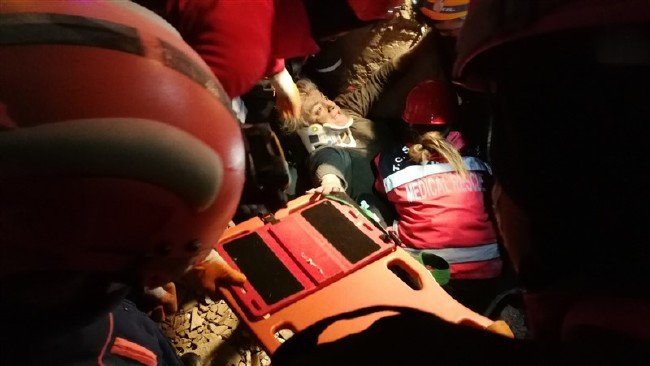 Enkaz altından böyle kurtarıldılar 2