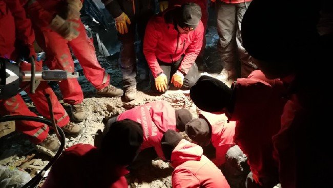 Enkaz altından böyle kurtarıldılar 3