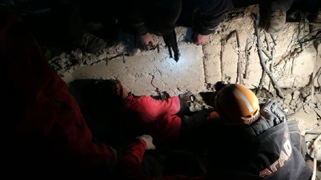 Enkaz altından böyle kurtarıldılar 4