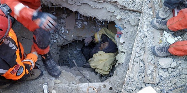 Enkaz altından böyle kurtarıldılar 5