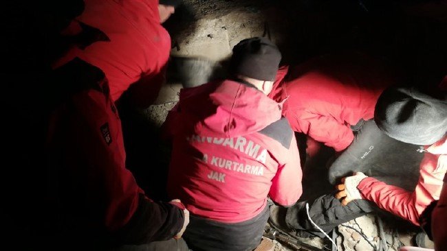 Enkaz altından böyle kurtarıldılar 6