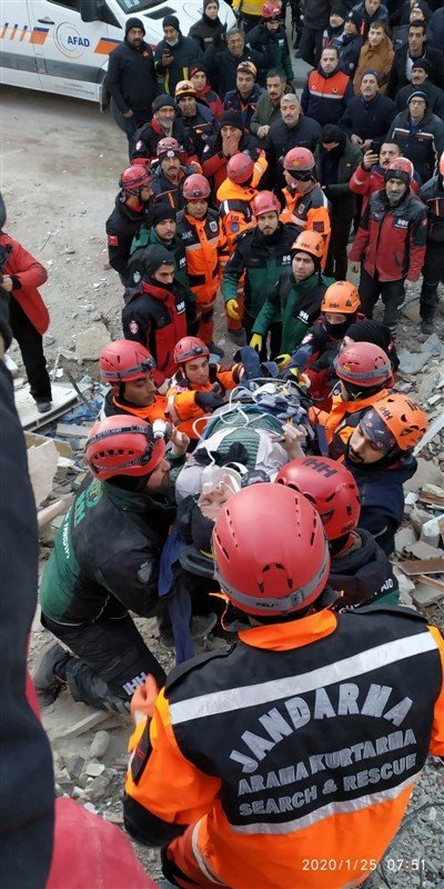 Enkaz altından böyle kurtarıldılar 7