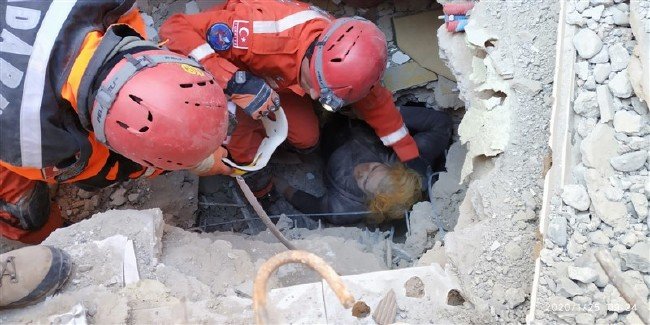 Enkaz altından böyle kurtarıldılar 8