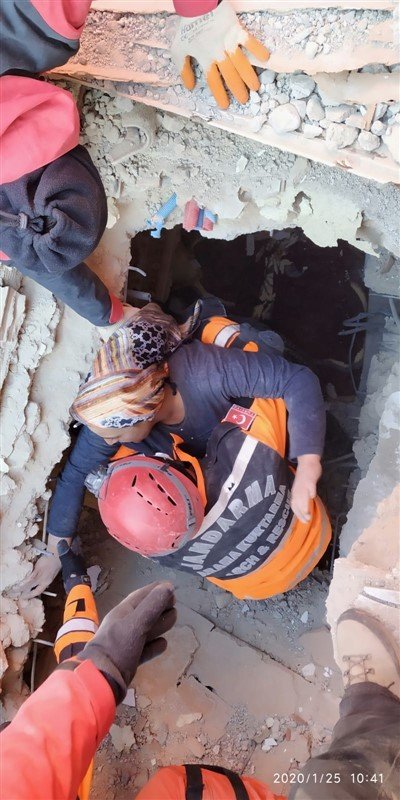 Enkaz altından böyle kurtarıldılar 9