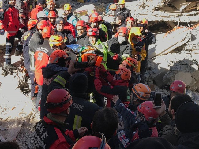 Enkaz altından böyle kurtarıldılar 10