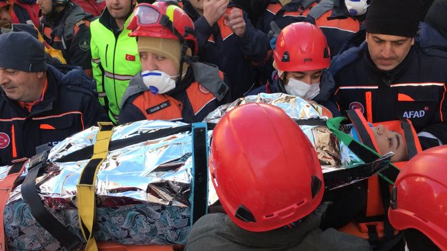 Enkaz altından böyle kurtarıldılar 11