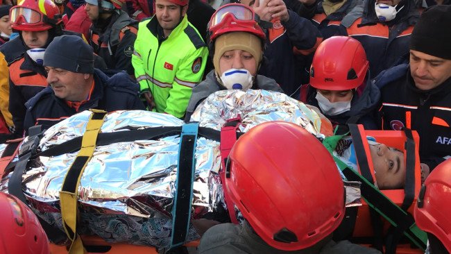 Enkaz altından böyle kurtarıldılar 12