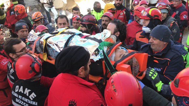 Enkaz altından böyle kurtarıldılar 13