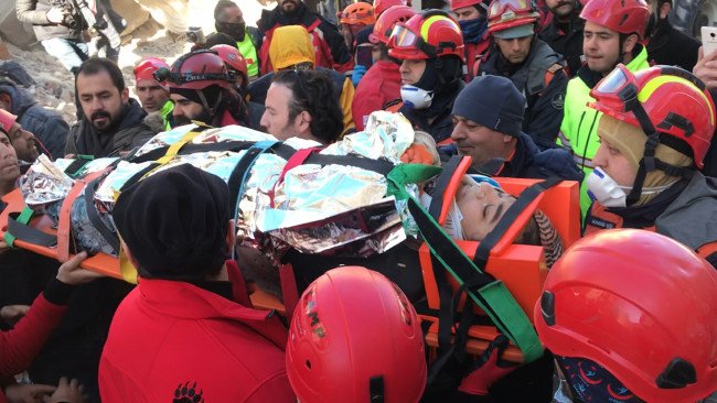 Enkaz altından böyle kurtarıldılar 14